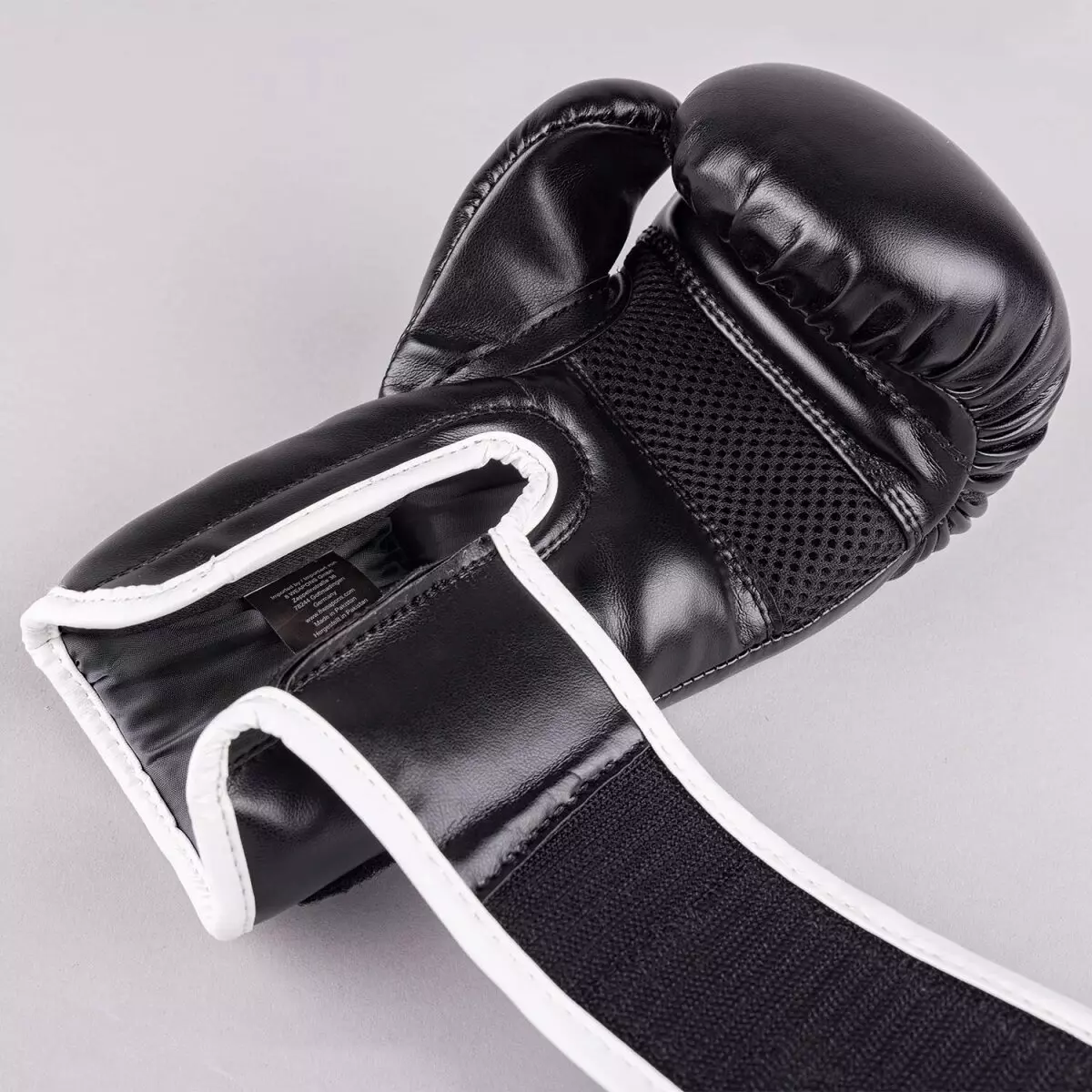 gant-de-boxe-8-weapons-enfant-noir-blanc