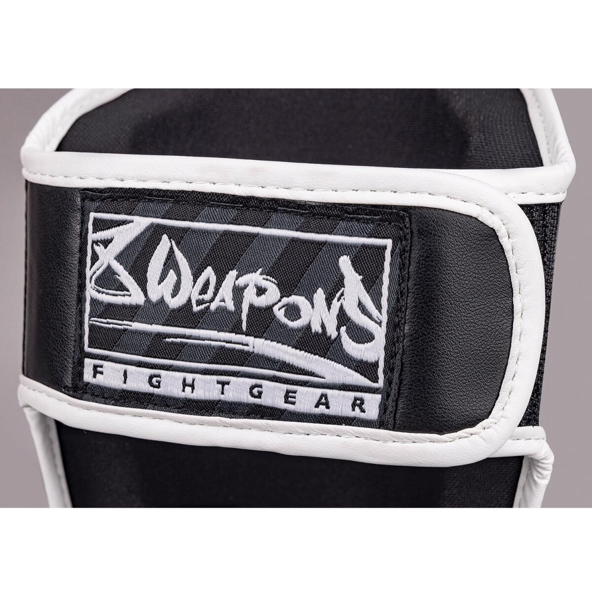 protege-tibia-pied-8-weapons-enfant-noir-blanc