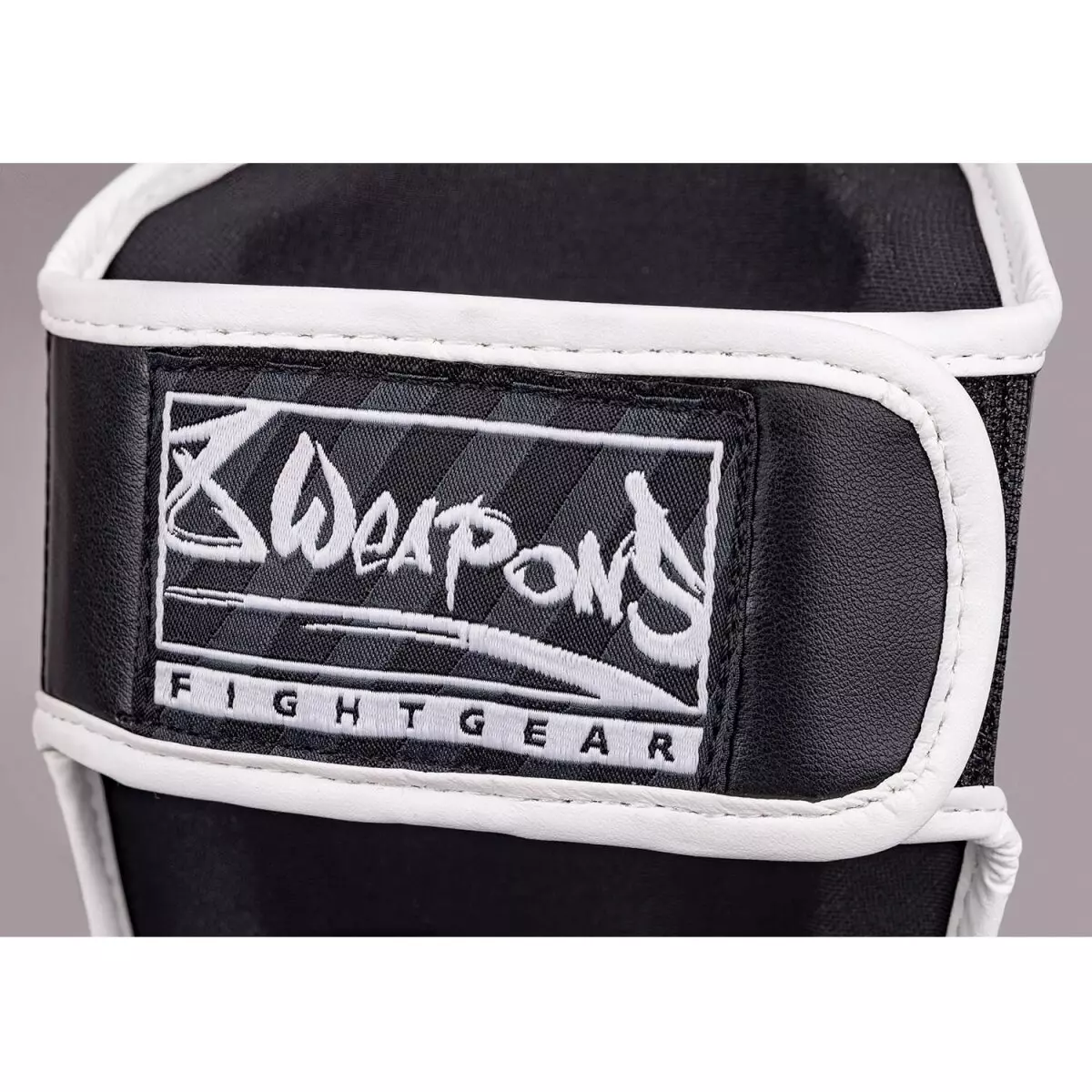 protege-tibia-pied-8-weapons-enfant-noir-blanc