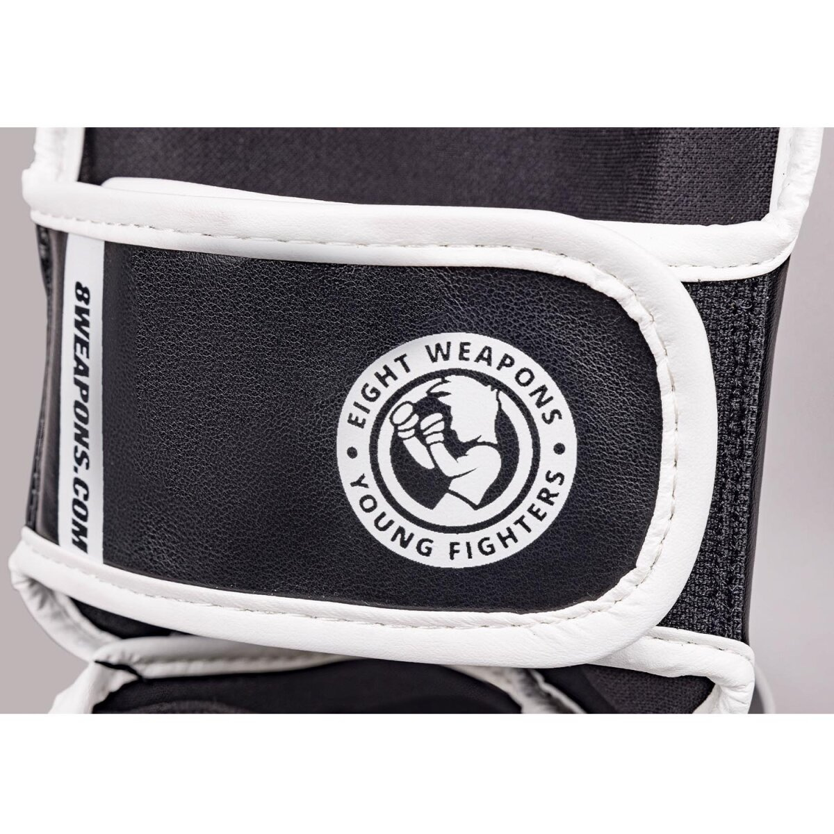 protege-tibias-pieds-8-weapon-enfant-noir-blanc
