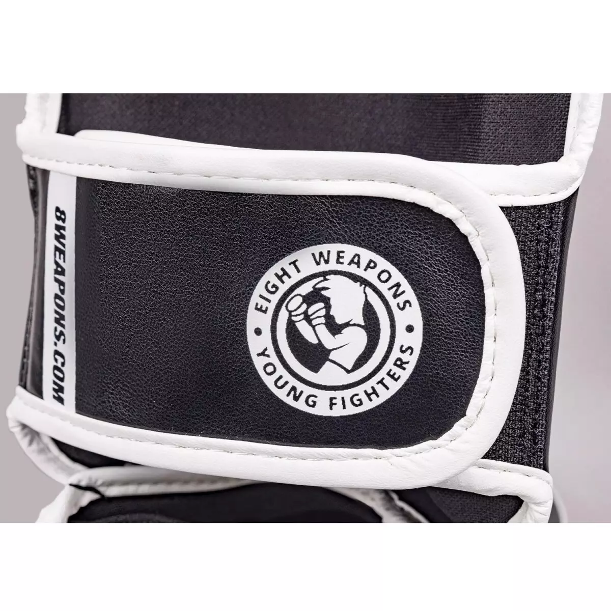 protege-tibias-pieds-8-weapon-enfant-noir-blanc