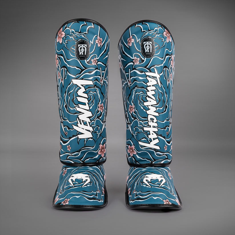 protege-tibia-boxe-venum-x-tawanchay-bleu