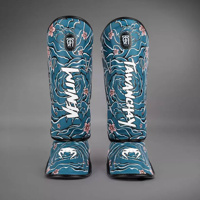 protege-tibia-boxe-venum-x-tawanchay-bleu
