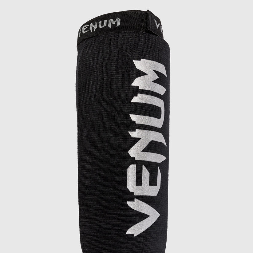 protege-tibia-boxe-venum-noir-argent