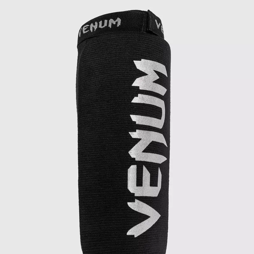 protege-tibia-boxe-venum-noir-argent