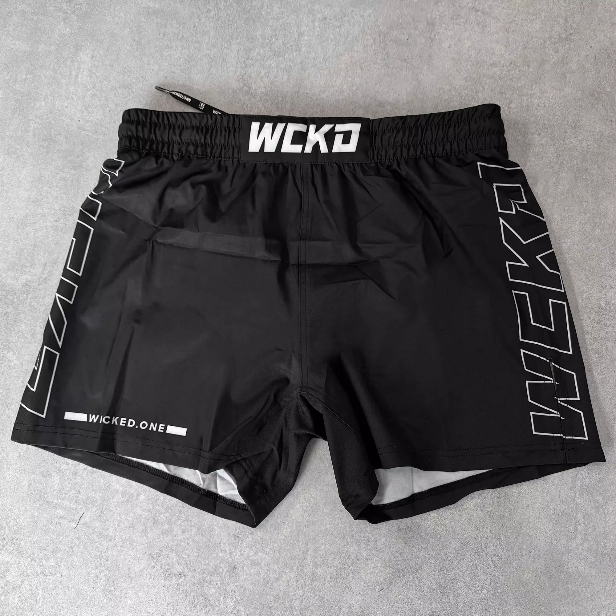 short-mma-court-wicked-one-raw-noir