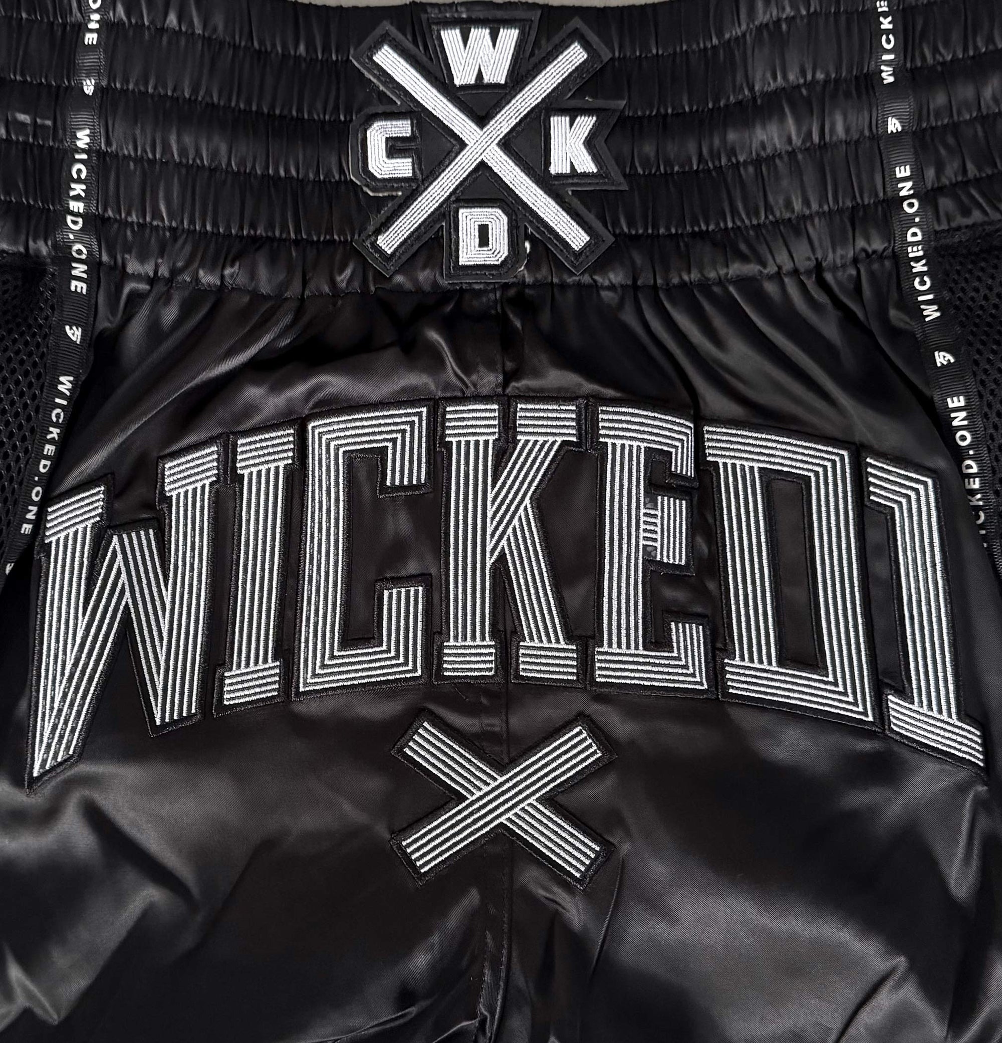 short-boxe-thai-wicked-one-cross-line-noir