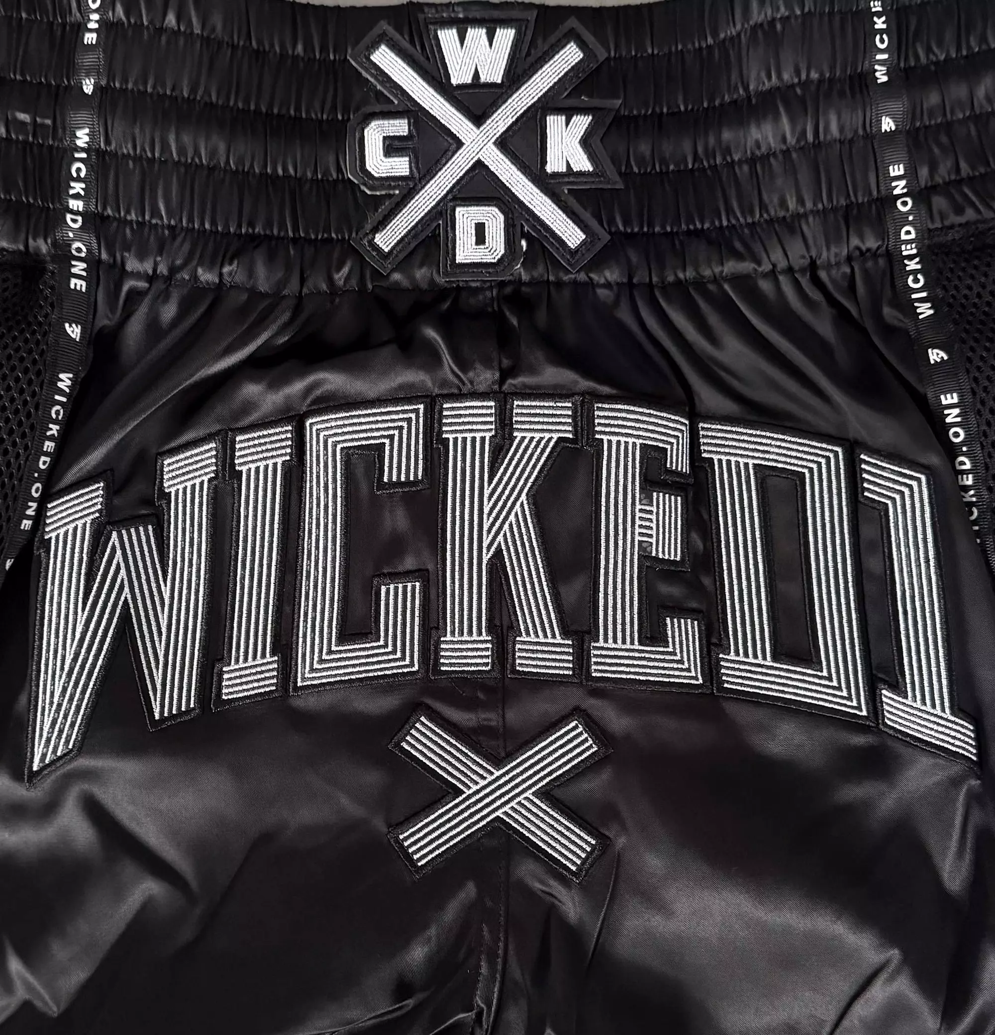 short-boxe-thai-wicked-one-cross-line-noir