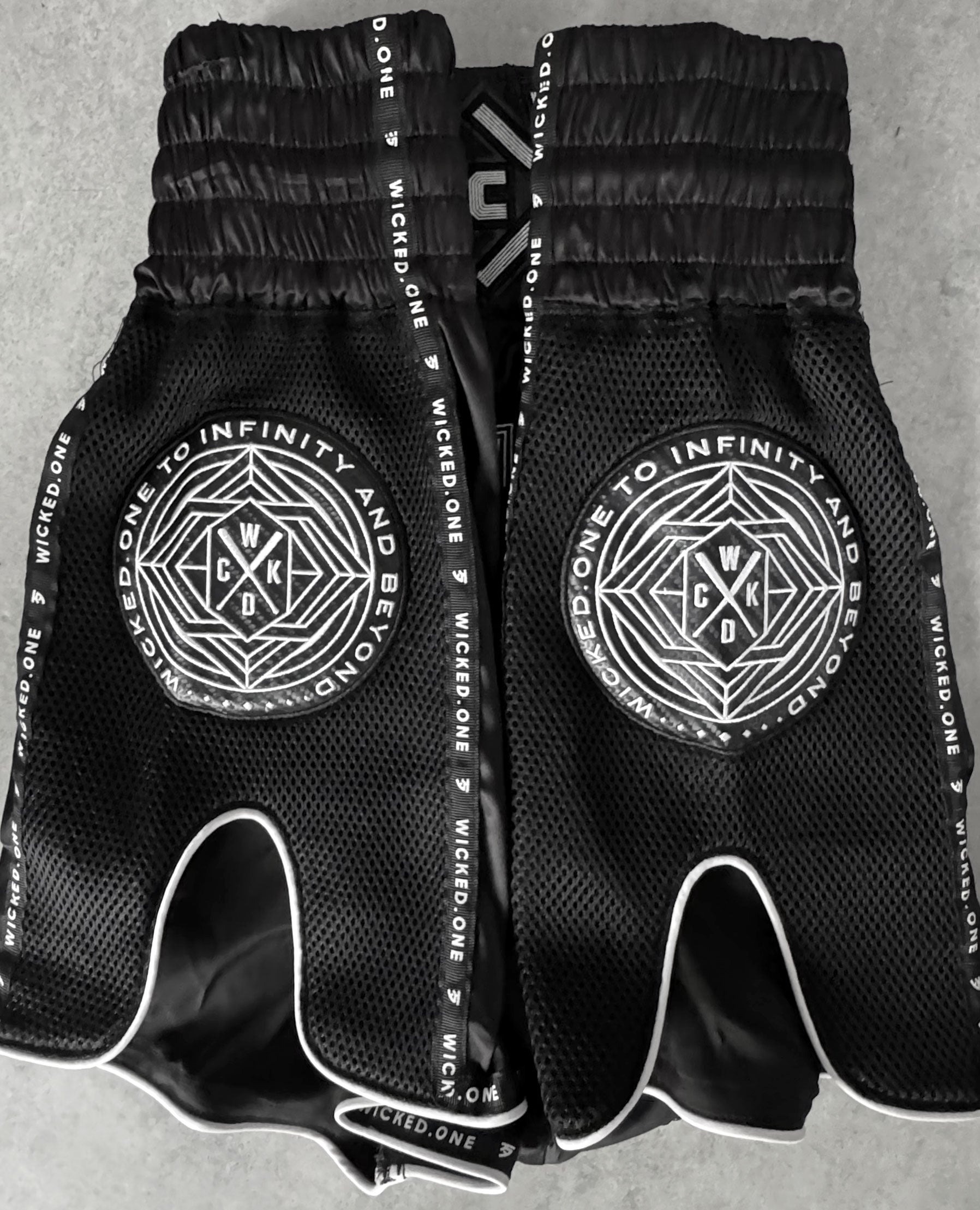 short-thai-wicked-one-cross-line-noir