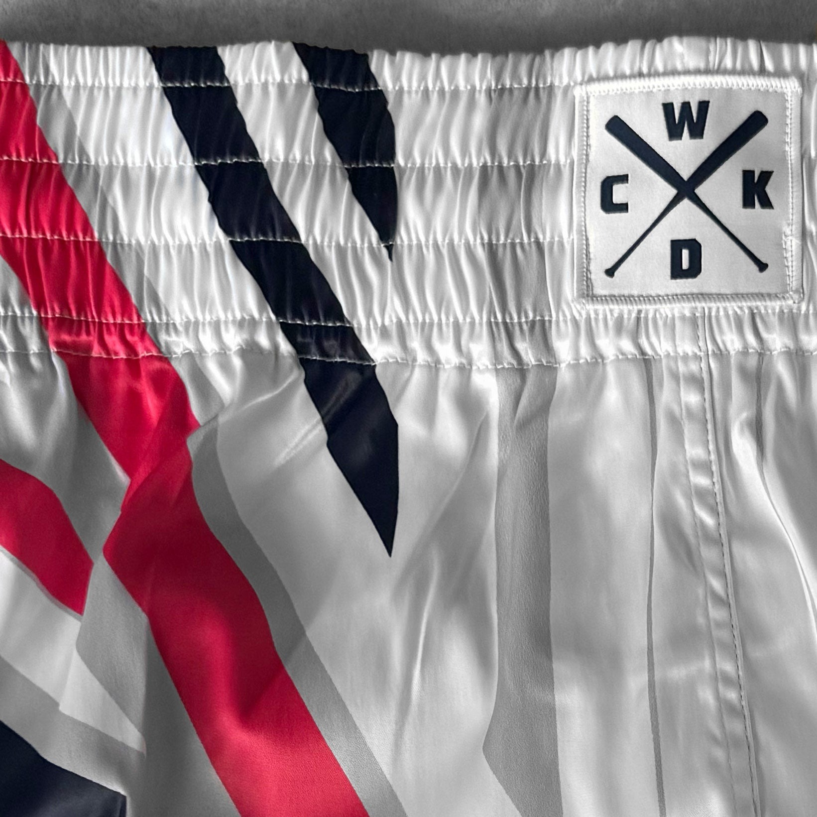 short-de-boxe-thai-wicked-one-district-blanc-rose