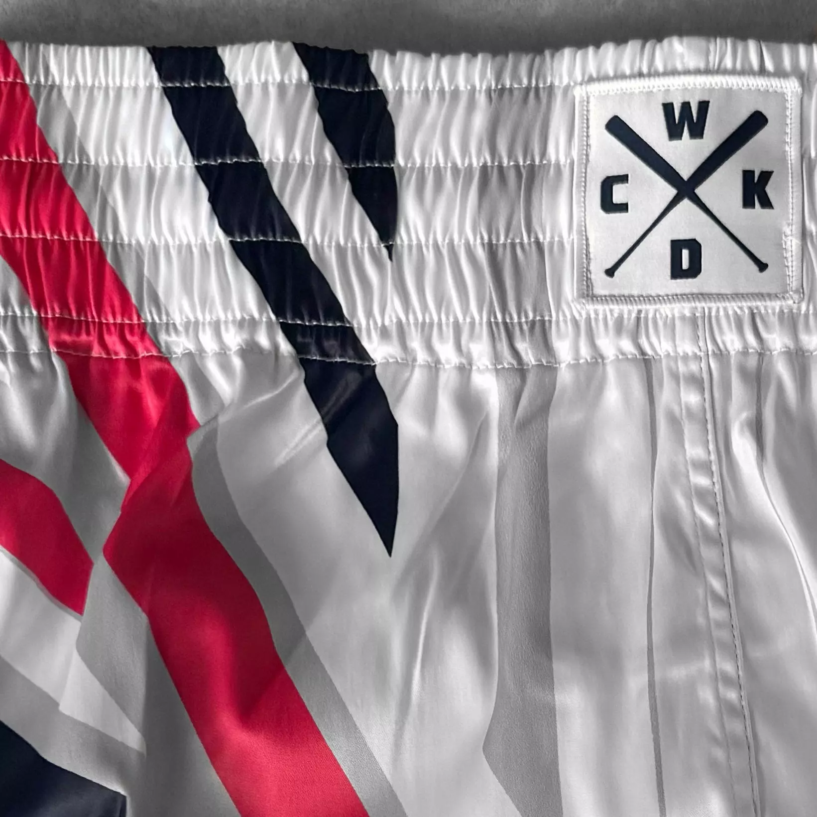 short-de-boxe-thai-wicked-one-district-blanc-rose
