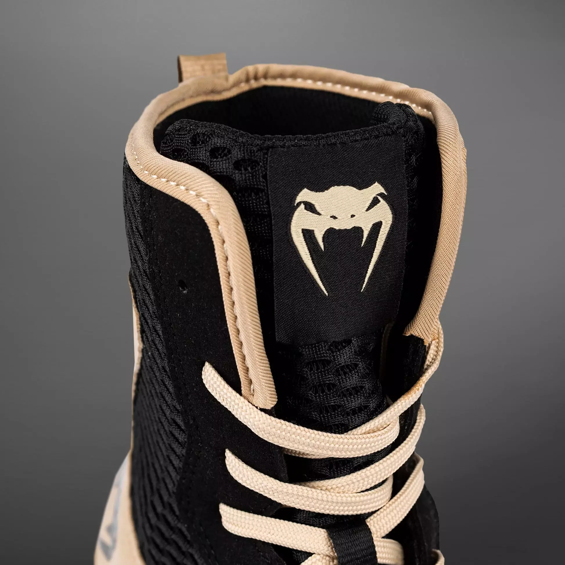 venum-chaussure-de-boxe-contender-noir-sable