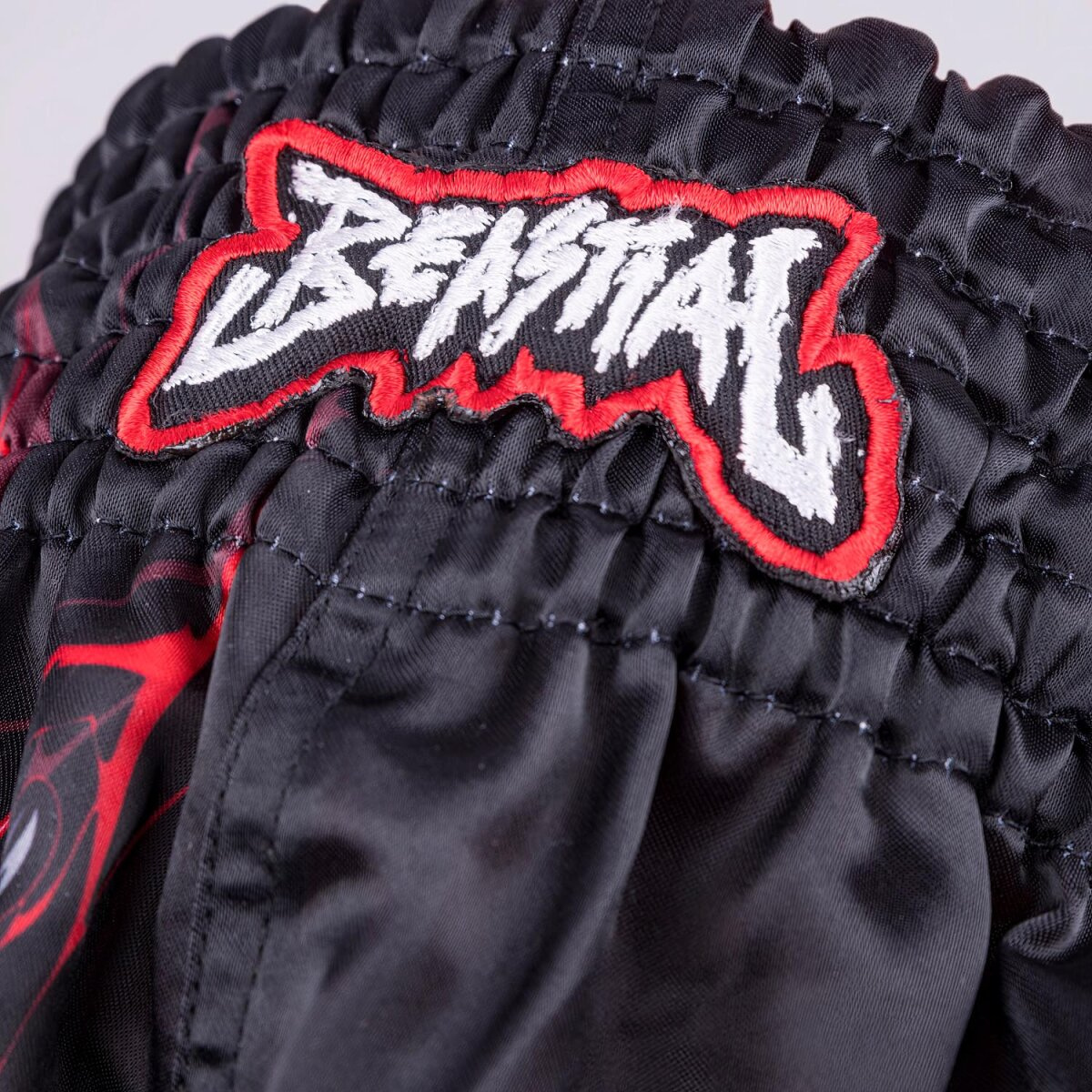 short-de-boxe-8-weapons-enfant-beatial-wolf-noir-rouge