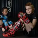 gants-boxe-8weapons-enfant-garcon-rouge