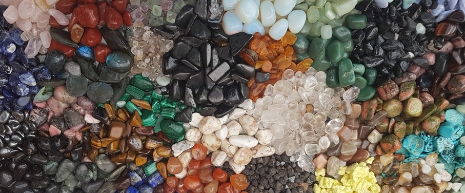 pierres roulées de plusieurs couleurs