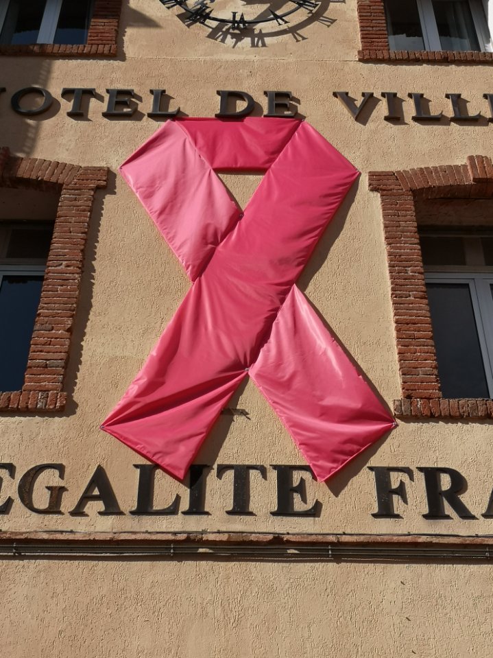 Ruban de façade Octobre Rose pas cher commune