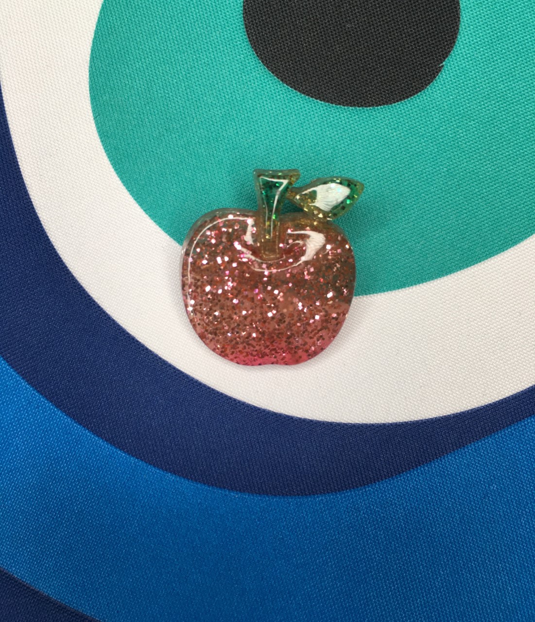 broche pomme rose