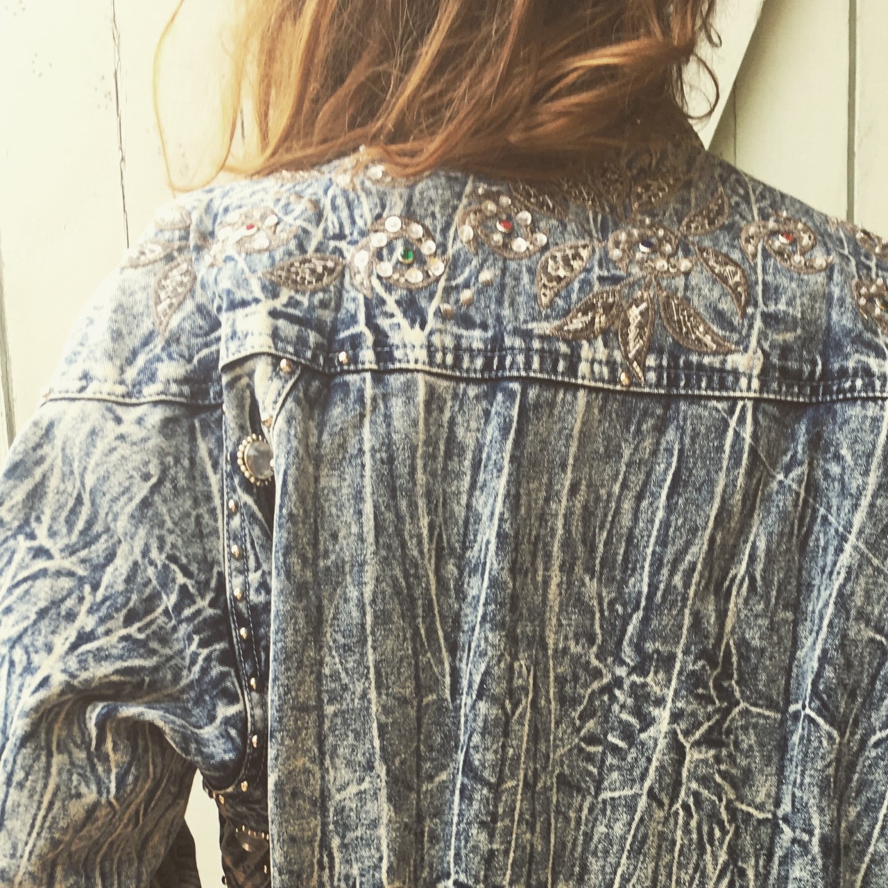 veste en jean bleached vintage portée dos