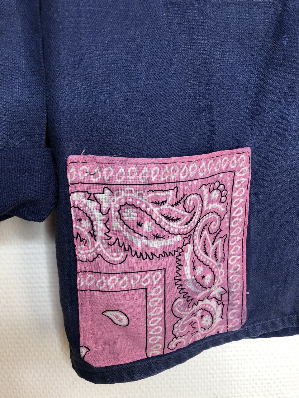 veste bleu de travail bandana rose détail