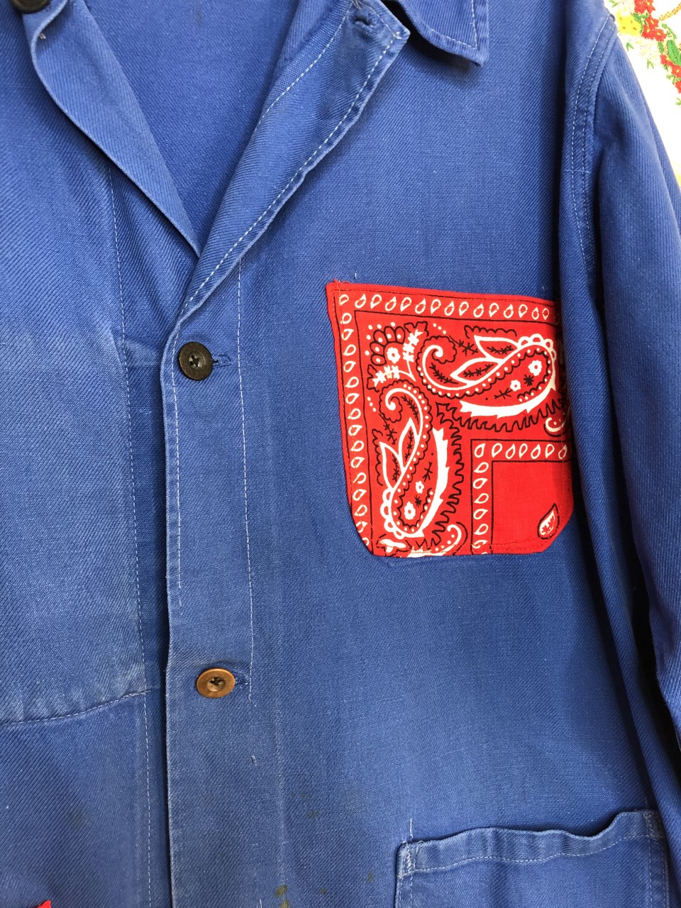 veste bleu de travail bandana rouge détail bis