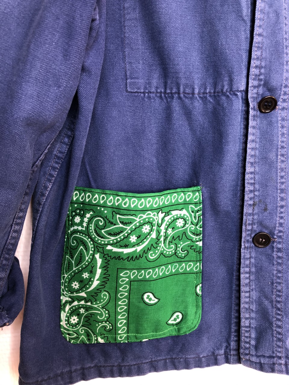 veste bleu de travail bandana vert détail