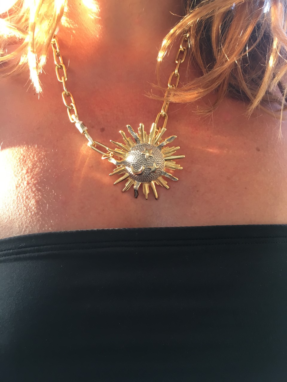collier soleil porté