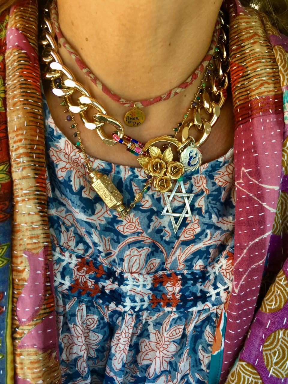 collier scorpion et rose porté bis