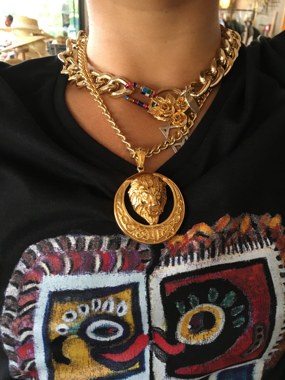 collier scorpion et rose porté