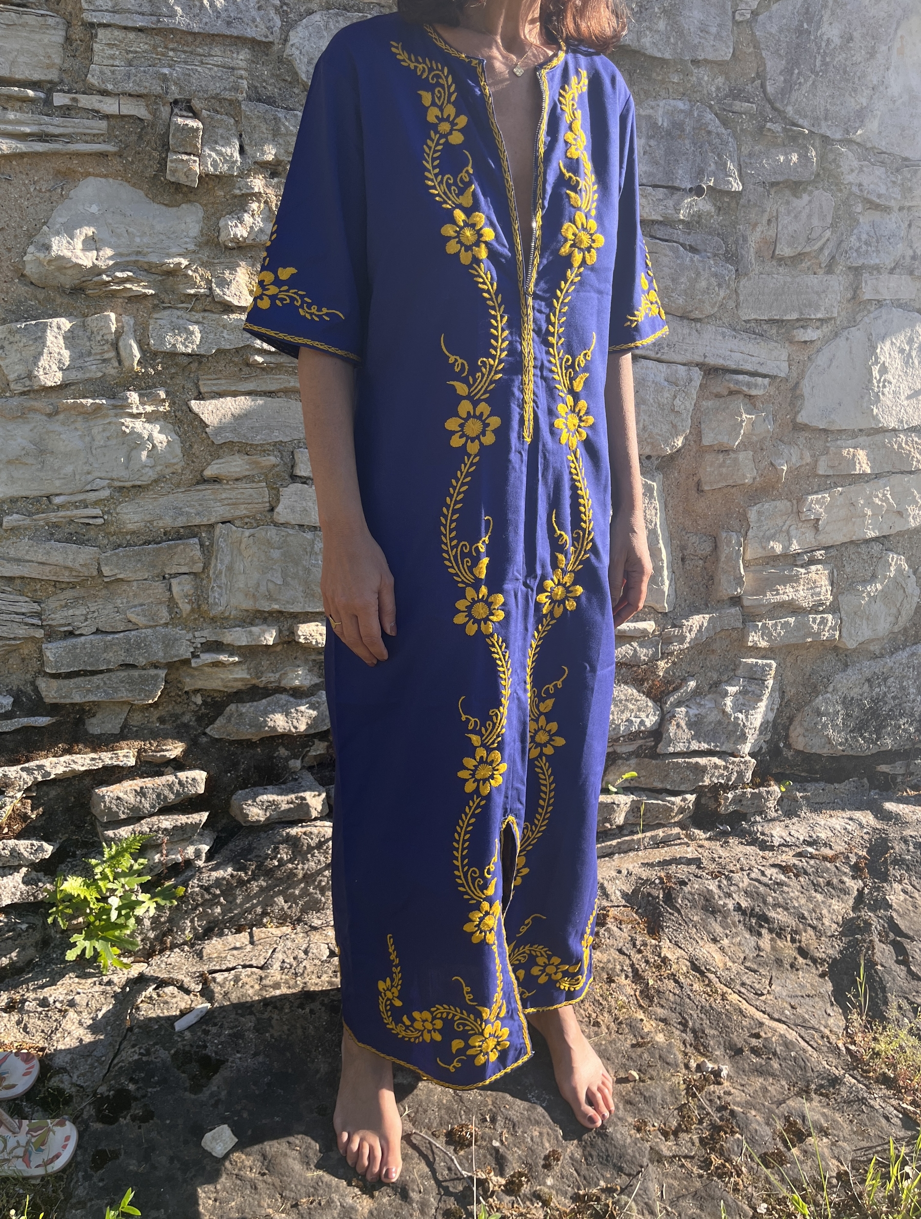 robe vintage brodée 70 côté