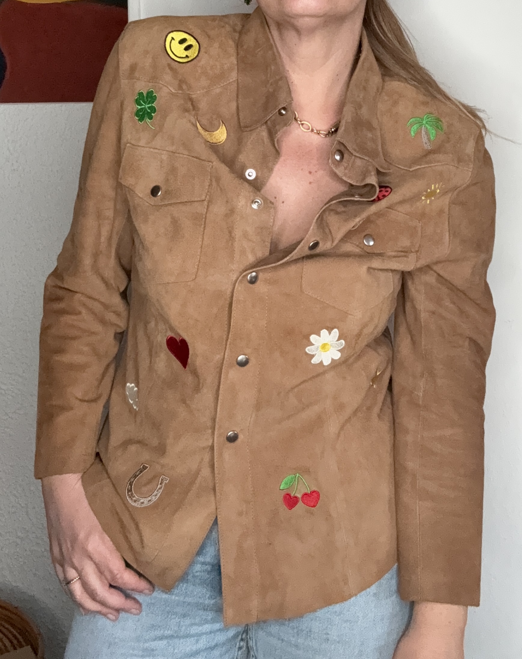 Chemise daim brodée claire portée