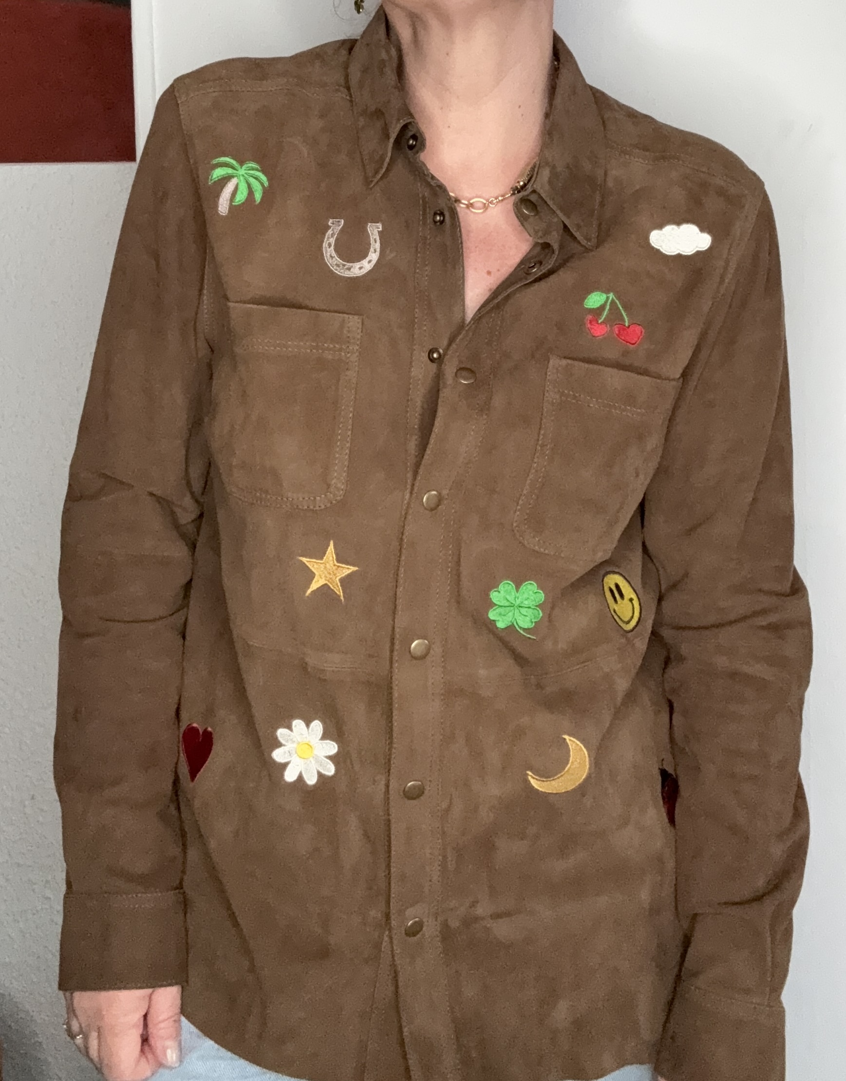 Chemise daim brodée foncée portée