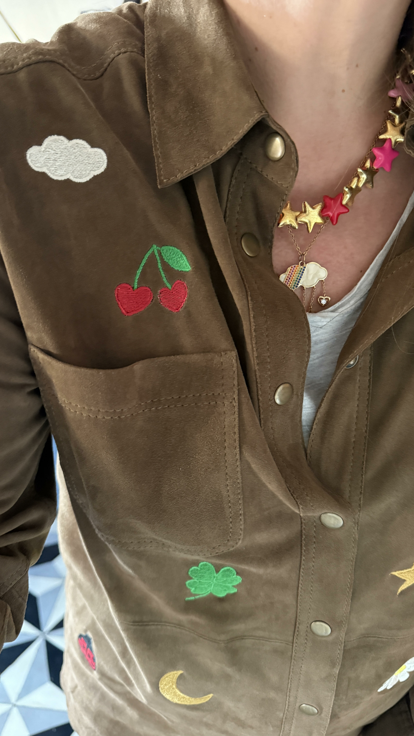Chemise daim brodée foncée-2