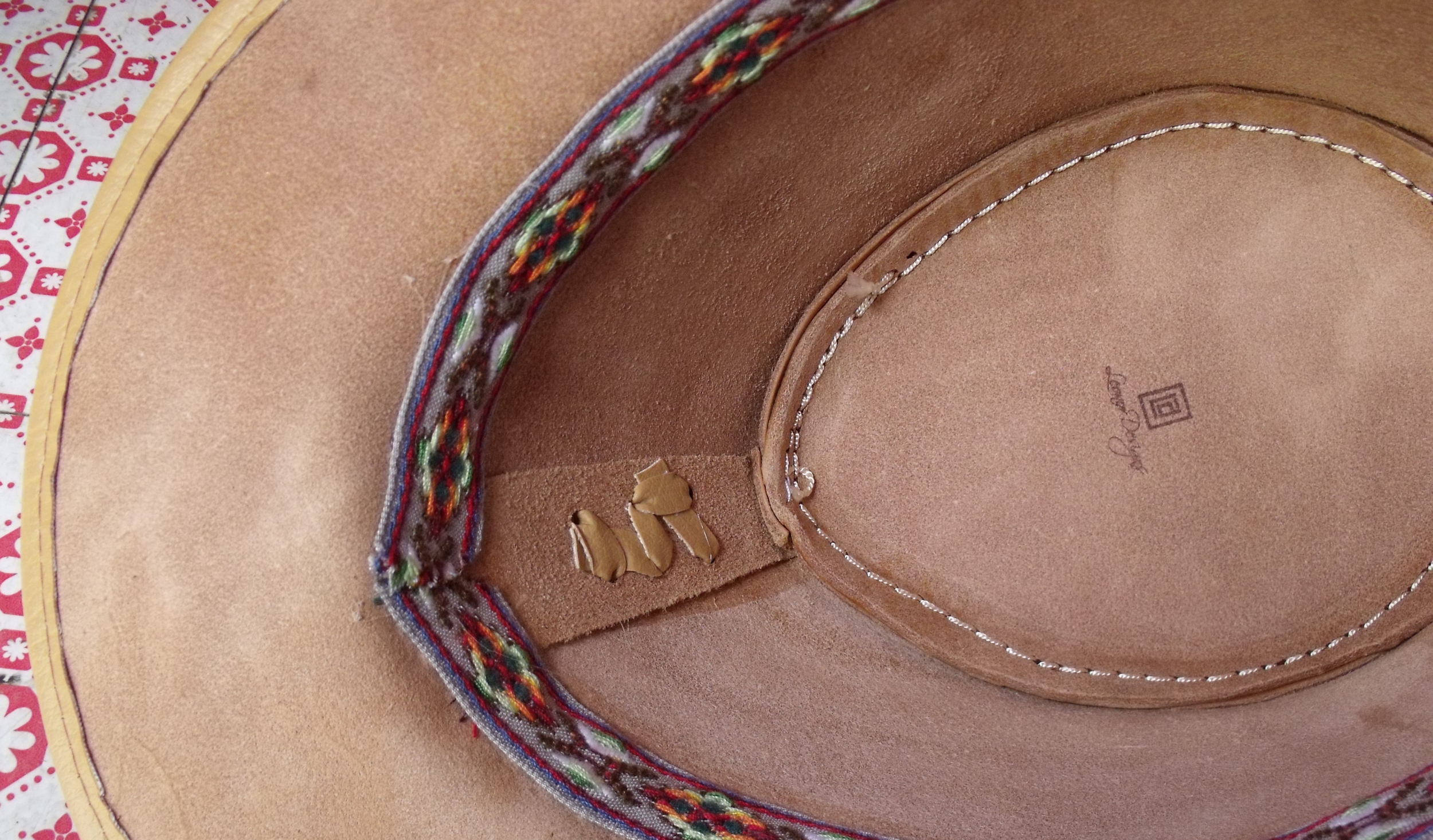 Chapeau cuir blanc 4