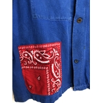 veste bleu de travail bandana rouge détail