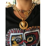 collier scorpion et rose porté
