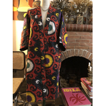 veste kimono indien rosace rouge et noire portée