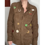 Chemise daim brodée foncée portée