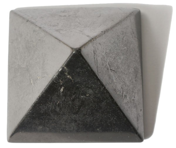 3753-pyramide-en-shungite-plus-ou-moins-50-x-50-mm