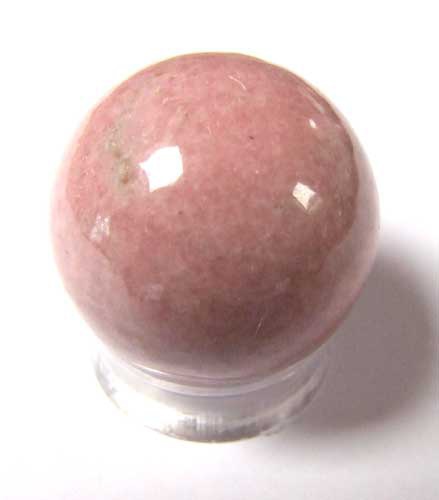 2683-boule-de-massage-en-rhodonite-de-3-cm-avec-support-plexi