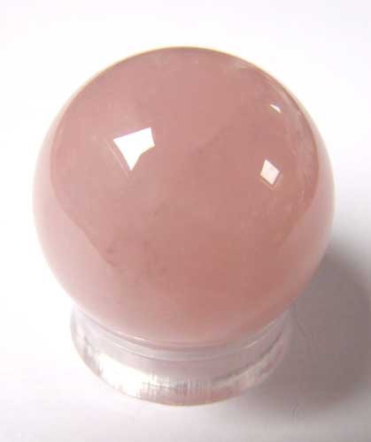 2668-boule-de-massage-en-quartz-rose-de-3-cm-avec-support-plexi