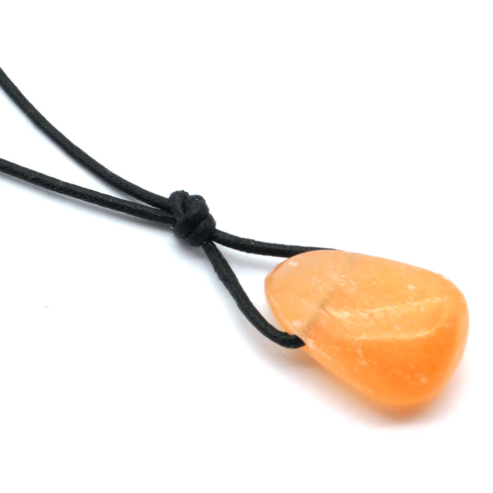 Pendentif-sélénite-orange-avec-cordon-1