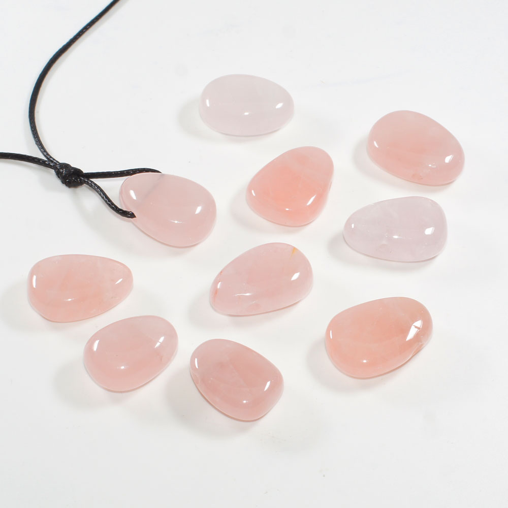 Pendentif-quartz-rose-avec-cordon-2