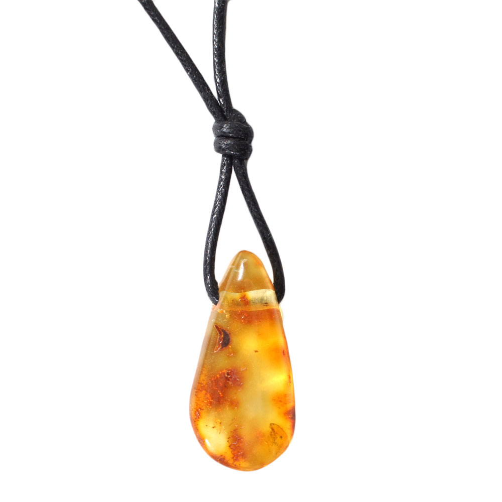 Pendentif-ambre-naturelle-avec-cordon