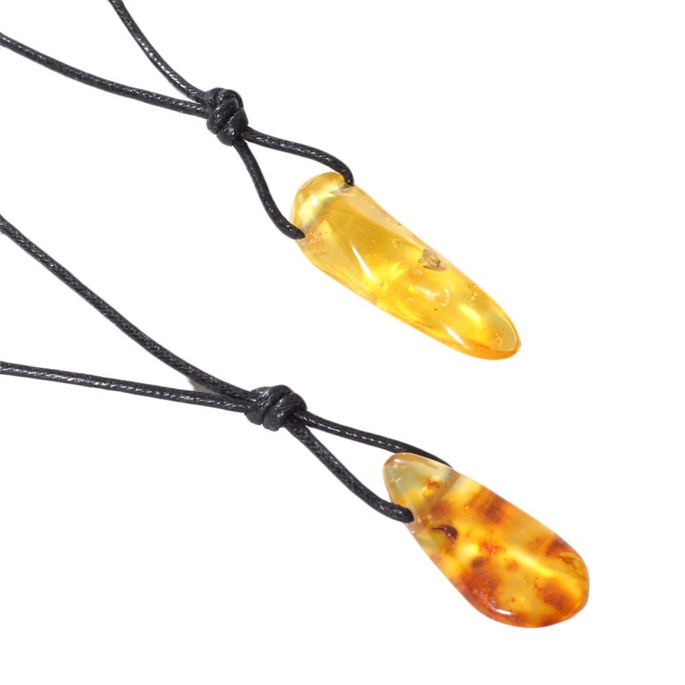 Pendentif-ambre-naturelle-avec-cordon-1