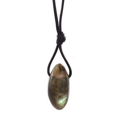 Pendentif-labradorite-forme-olive-avec-cordon$