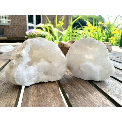 Paire de géode en cristal de roche de 8 à 12 cm
