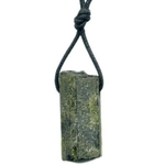 5856-pendentif-tourmaline-verte-brute-avec-cordon