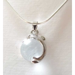 Pendentif cristal de roche en boule avec dauphin 22 mm
