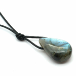 Pendentif-Labradorite-Forme-goutte-avec-cordon-1