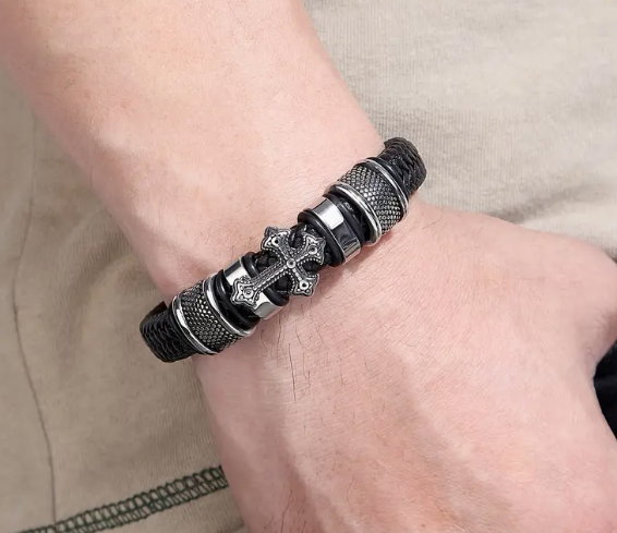 Bracelet en cuir tressé avec croix en métal rétro 1